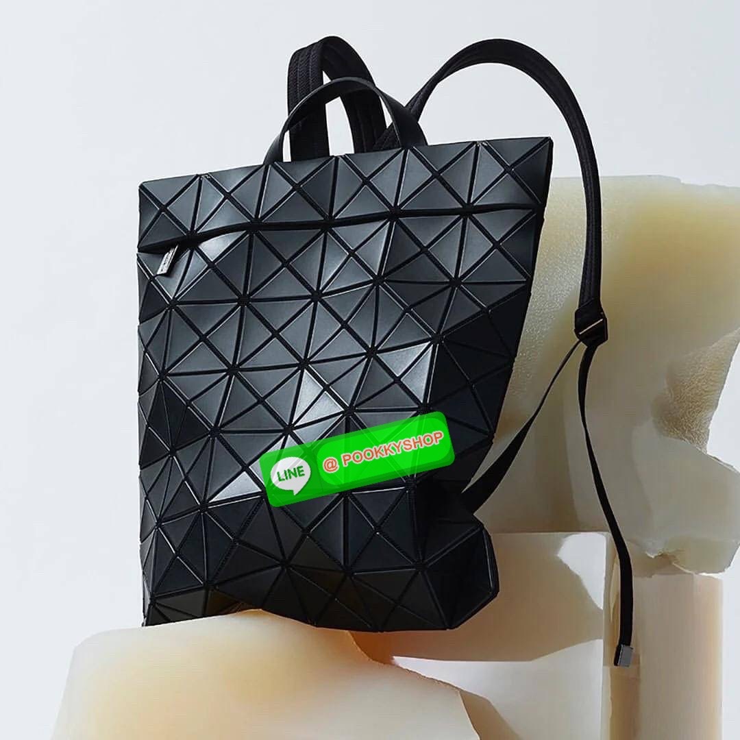 💕BAO BAO ISSEY MIYAKE FLAT PACK BACKPACK รุ่นนี้มีขนาดปานกลาง ไม่เล็กไม่ใหญ่จนเกินไป ดีไซน์เก๋ตามแบบฉบับของแบรนด์ มองเผิน ๆ อาจจะคิดว่ากระเป๋าแบนคงจุของได้ไม่เยอะ แต่บอกเลยว่าใส่ของได้เยอะกว่าที่คิด ด้วยดีไซน์รูปทรงสามเหลี่ยมที่ประกบกัน เมื่อใส่ขอ