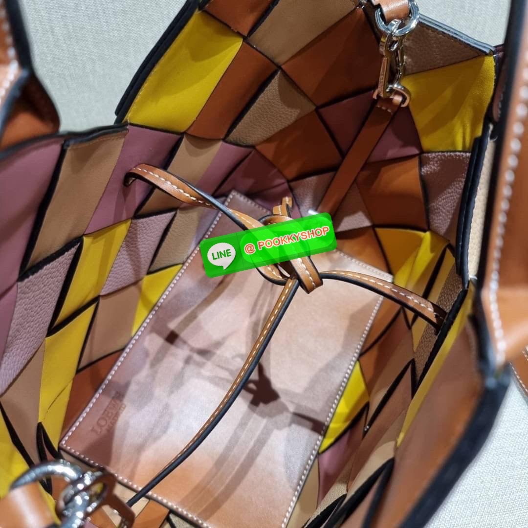 LOEWE SURPLUS LEATHER WOVEN BASKET BAG IN CLASSIC CALFSKIN ใหม่ล่าสุดและสวยที่สุด กระเป๋าสะพานที่ถักทอด้วยความปราณีต โดดเด่นด้วยสีที่จับมาคอนทราสได้ลงตัว ใบใหญ่จุได้แบบเน้นๆ วัสดุหนังวัวแท้เต็มใบ หรูเลิศ ปากกระเป๋ามีสายหนังสำหรับผูกรวบปากกระเป๋า ภายในโล่ง