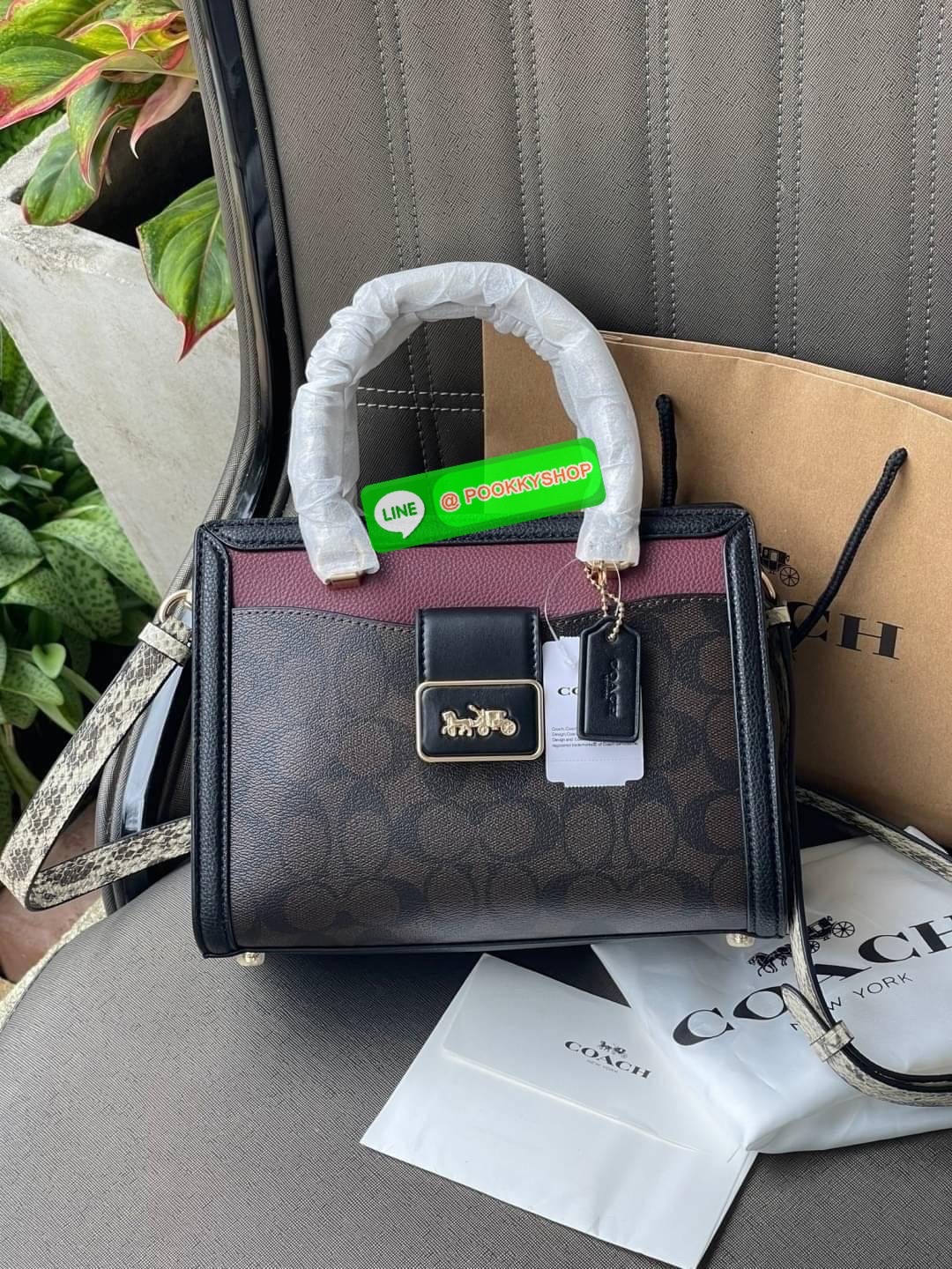 Coach Grace Carryall In Signature Canvas กระเป๋ารูปทรงสี่เหลี่ยมสุดคลาสสิก เป็นกระเป๋าอเนกประสงค์ที่สามารถใช้ได้แทบทุกโอกาส ไม่ว่าจะไปเรียน, ไปทำงาน, ไปเที่ยว หรือแม้แต่ไปชอปปิง ด้วยขนาดที่กำลังดี ไม่ใหญ่เทอะทะ แต่ก็ไม่เล็กจนเกินไป มาพร้อมหูหิ้วทั้งด้านบน