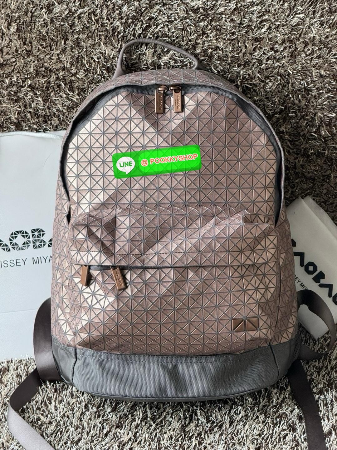 Bao Bao Issey Miyake Daypack geometric backpack กระเป๋าเป้ทรงคลาสสิก รองรับน้ำหนักได้ดี เหมาะกับการเดินทาง เป้สะพายหลังรุ่น Daypack One-Tone Backpack มาในรูปทรงกระเป๋าเป้สุดคลาสสิก โดดเด่นด้วยการออกแบบที่เป็นเอกลักษณ์ วัสดุสามเหลี่ยมขนาดเล็กพิเศษ ได้กลิ่น