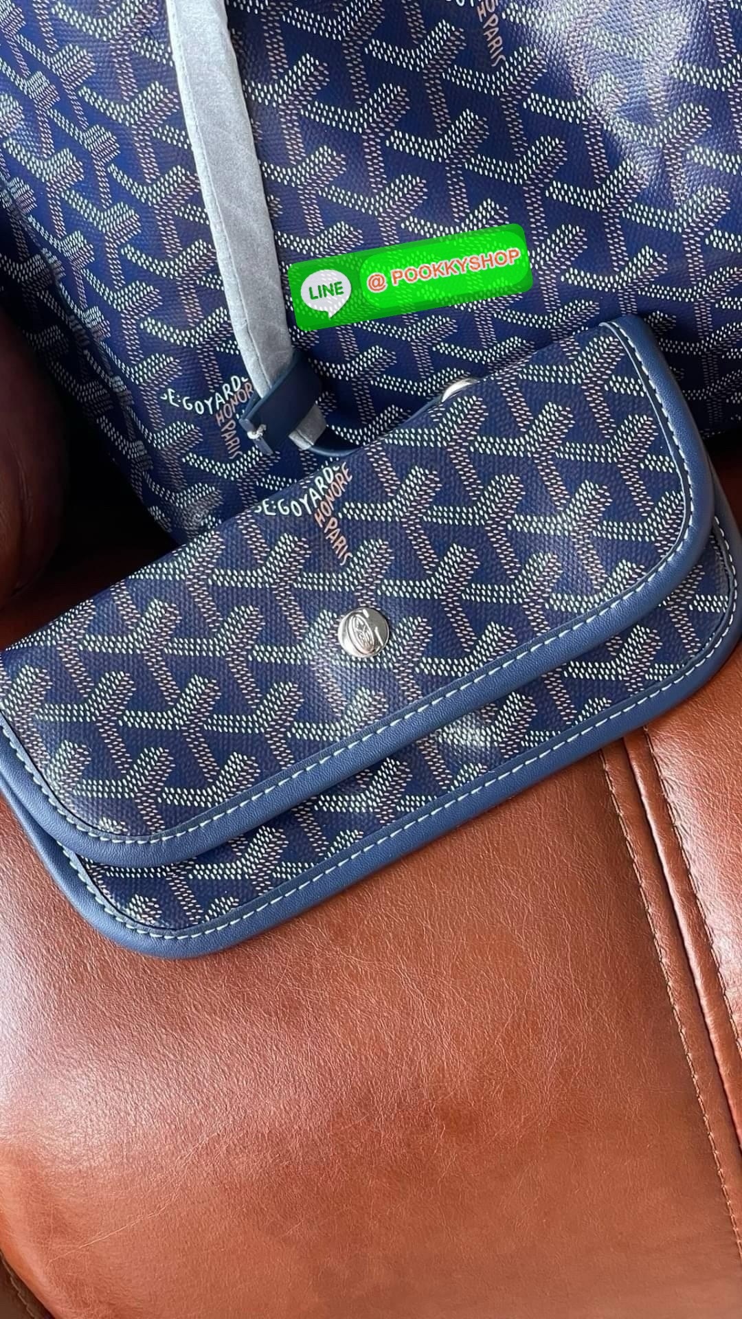 GM SIZE Goyard Saint Louis Claire-Voie GM Bag กระเป๋า Saint Louis GM มาในรุ่นลิมิเต็ดอิดิชั่นในผ้าใบ Goyardine Claire-Voie Grege สุดพิเศษใหม่ ผ้าใบเคลือบด้านในและสามเหลี่ยมด้านนอกที่โดดเด่นเป็นสีเดียวกันซึ่งสร้างภาพลวงตาที่สามารถมองเห็นผ่านกระเป๋าได้ กระเ