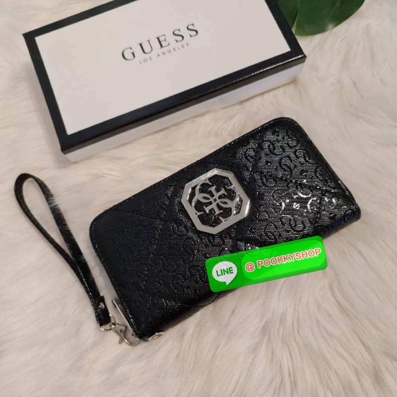 guess wallet สวยๆ จ้า รุ่นนี้มีสายคล้องมือมาด้วยนะจ้ะ เริศสุด👍 ด้านในมีช่องใส่การ์ดเยอะมากค่า และยังมีช่องใส่เหรียญอีกด้วยน๊า เลิฟสุดๆ♥️