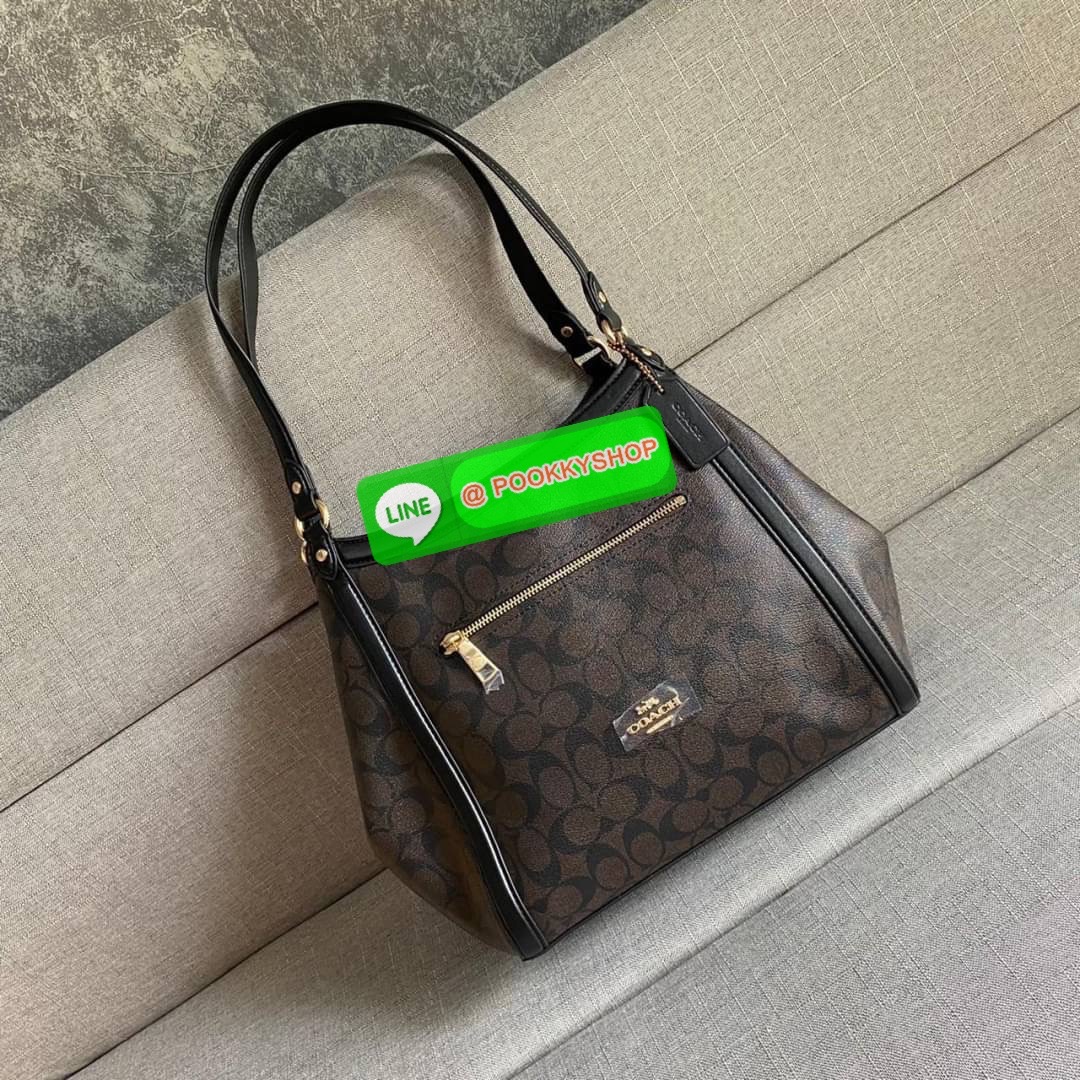 COACH C6232 KRISTY SHOULDER BAG IN SIGNATURE CANVAS (COACH C6232) สุดคุ้ม สาวๆสายช้อป ห้ามพลาด กระเป๋าสะพายไหล่ ใบใหญ่จุของได้เยอะ สายช้อปใช้งานเกินคุ้ม วัสดุหนังแคนวาส ภายในช่องกว้าง แบ่งสัดส่วน ด้านหน้ามีช่องซิป เปิด ปิด ด้วยกระดุมแม่เหล็กมีช่องซิปตรงกล