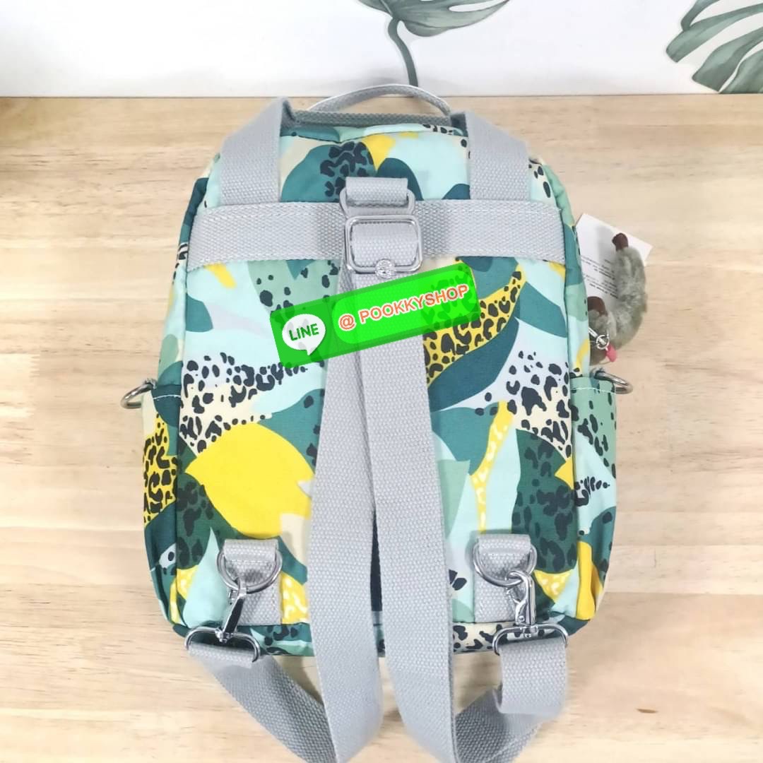 KIPLING 3 WAYS MINI BACKPACK ซับในลายตาราง กระเป๋าสะพาย 3 Ways รุ่นใหม่ วัสดุ Nylon & Polyester 100% หูหิ้วหนังปั๊มชื่อแบรนด์ สายสะพายยาวเลื่อนปรับได้ free size และ สามารถถอดได้ สามารถถือหรือสะพายได้ จะสะพายไหล่ สะพายเฉียง Crossbody หรือจะคล้องสายเป็นเป้ส