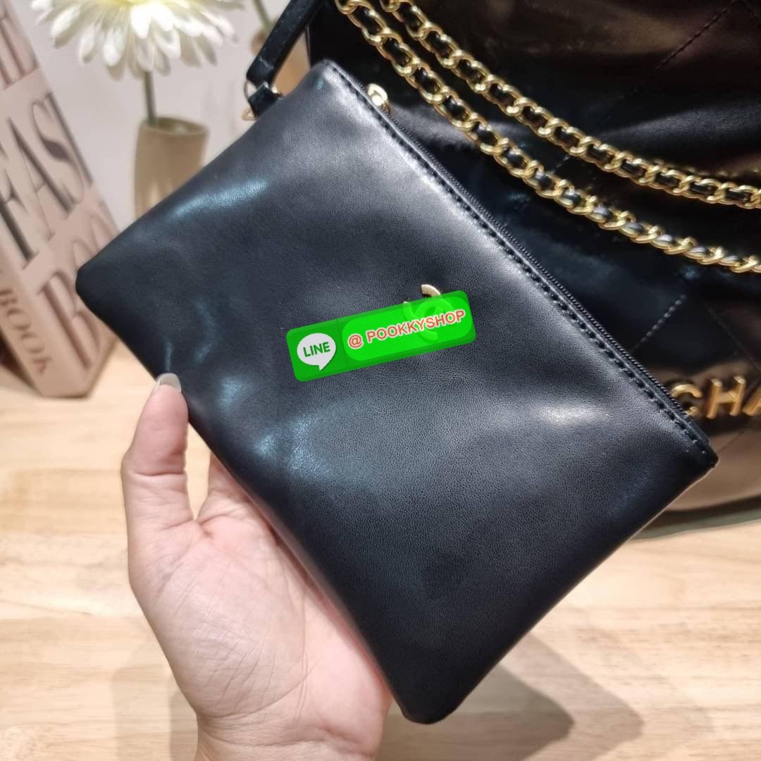 เกินต้านที่สุดกับไอเท็มนี้ Chanel 22 ที่สาวๆหรือใครๆก็ต้องมีแล้ว!! แค่เห็นก็หลงรัก กระเป๋าทรงสวย ดีเทลเรียบแต่มีความหรูแอบซ่อนอยู่ ด้วยดีไซน์สายสะพายโซ่สีทอง และโลโก้อันโดดเด่น วัสดุหนังแกะ สัมผัสดีงามน่าหลงใหลมาก ใช้ได้ง่ายๆไปเลยทุกโอกาส ใช้งานได้สะดวก ม
