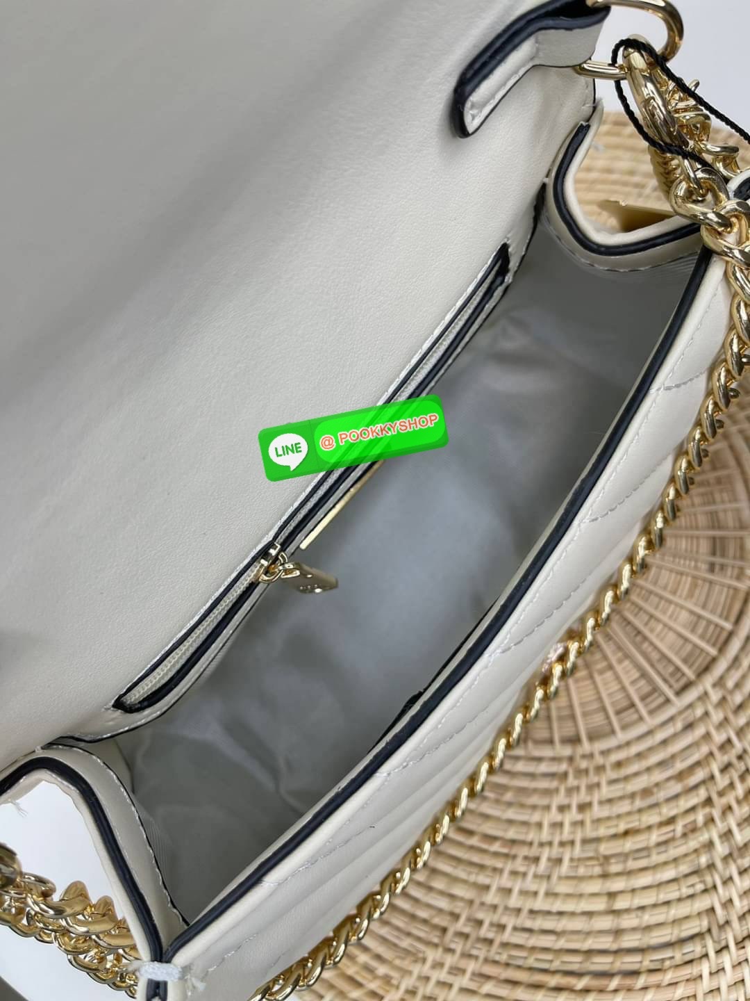 Lyn กระเป๋าทรงน่ารักปุ๊กปิ๊ก สายสะพายโซ่ทอง เปิดปิดด้วยกระดุมแม่เหล็ก ฐานกว้างใส่ของได้เยอะ