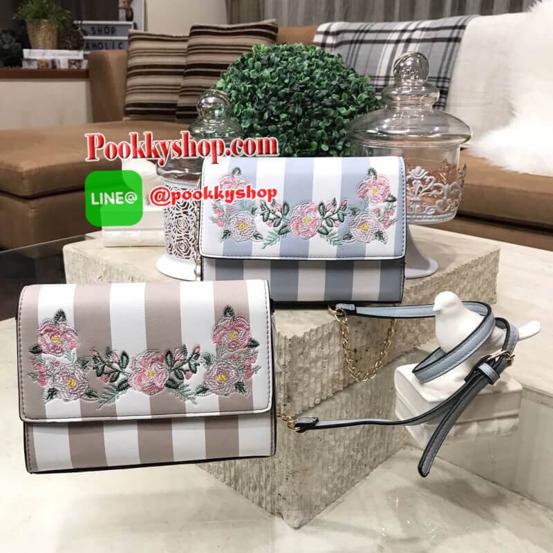 Don't Miss! ALDO Flower Crossbody Bag กระเป๋าสะพาย ALDO แบรนด์ดังจากแคนนาดา ดีไซน์สุดชิคปักลายดอกไม้สไตล์วินเทจหนังลายทางสพาสเทลอยู่ทรงกันน้ำ เปิดปิดด้วยกระดุมแม่เหล็ก ภายในมีโลโก้ ช่องซิป ช่องใส่มือถือ ใส่iphone+ได้ น้ำหนักเบา เป็นอีกหนึ่งรุ่นแนะนำค