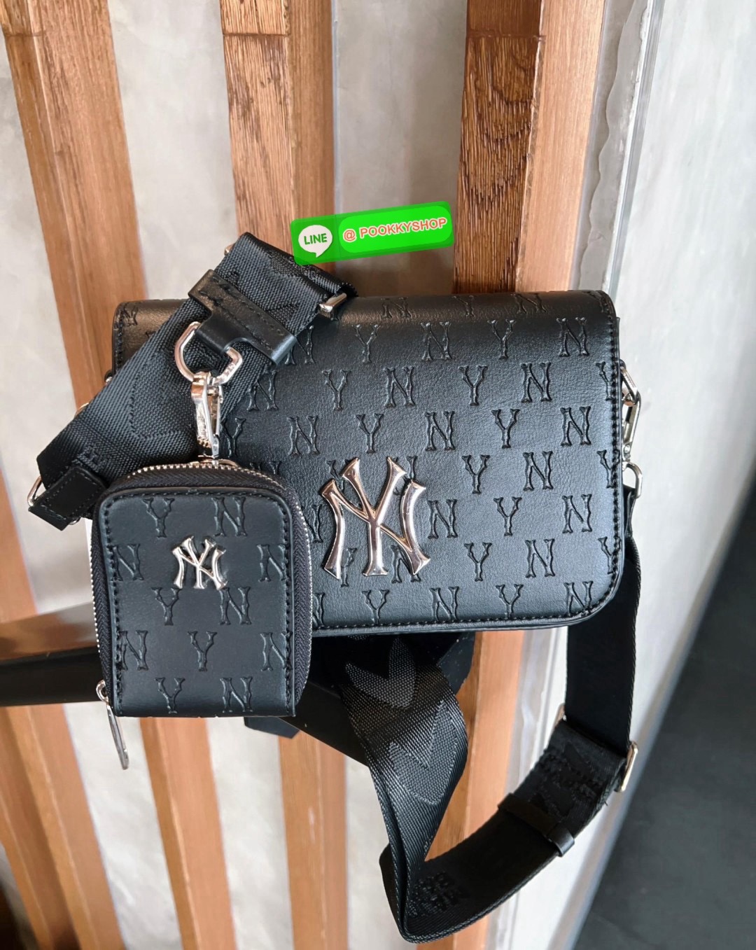 NEW IN! ใบจริงน้องสวยมากๆ คุ้มแก่การมีติดตัว! MLB MONOGRAM EMBO CROSS BAG 💌พร้อมส่ง! ใครมีแล้วหรือจะมีเพิ่มหรือซื้อเป็นของขวัญให้เพื่อนๆรุ่นนี้ไม่ทำให้ผิดหวังค่ะ หนังแท้อย่างดี ปั้มลายแบรนด์ทั้งใบ
