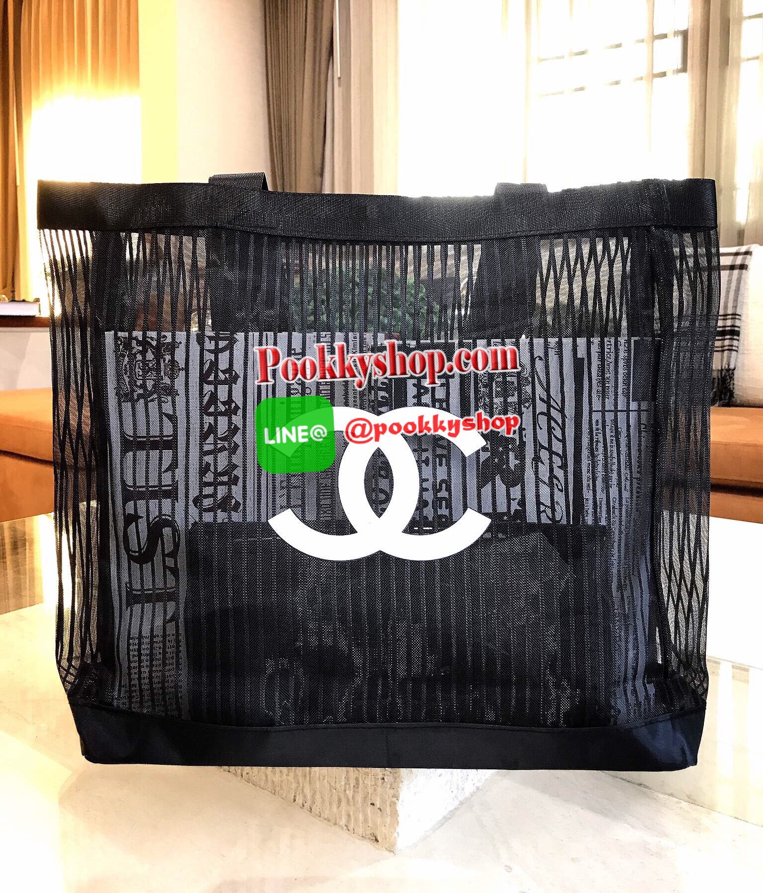 ห้ามพลาดนะคะ! NEW Arrival! Chanel Cosmetic Shopping Bag กระเป๋าสะพายใบใหญ่ VIP Gift With Purchase Limited Edition พรีเมี่ยมกิ้ฟของแท้จาก Chanel Cosmetic Counter ใบใหญ่วัสดุ Nylon โปร่งปั้มโลโก้แบรนด์ เปิดปิดด้วยแถบแม่เหล็กซ่อนด้านในปากกระเป๋าบุที่ฐานเพื่อ