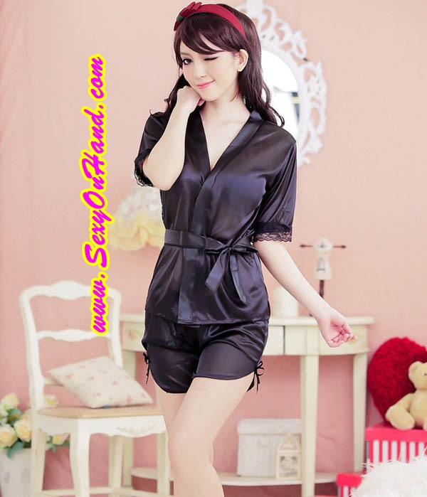 ชุดนอน ซาติน ชุดนอนคุณหนู ชุดกางเกงซาติน สีดำ เสื้อเป็นแบบผู้เอว แต่งขอบลูกไม้ชายเสื้อ ตัวชุดผ้าซาติน นิ่มลื่น เย็นใส่สบายมากๆคะ