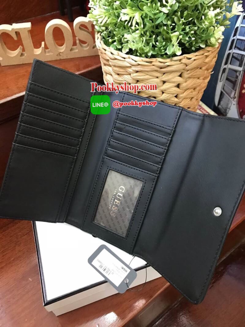 New collection!! GUESS FACTORY WOMEN'S LONG WALLET กระเป๋าสตางค์ทรงยาวแบบสามพับ วัสดุหนังลายsaffiano เปิดปิดด้วยกระดุมสะดวกใช้ ภายในมีทั้งช่องซิปใส่เหรียญ ช่องใส่ธนบัตรและช่องใส่บัตรหลายช่องและช่องใส่รูปแยกเป็นสัดส่วน ด้านหน้ามีโลโก้แบรนด์ทรงสามเหลี่