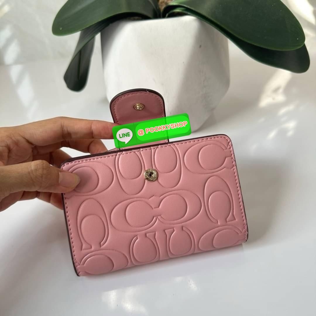Coach Medium Corner Zip Wallet With Signature Leather 🔖กระเป๋าตังใบกลาง คอลเลคชั่นใหม่ หนังนิ่ม ลายC นูน สวยมาก 🔖วัสดุ: หนังแท้ 🔖เปิด - ปิดแบบกระดุม มีช่องใส่แบงค์ ใส่ธนบัตรได้ทุกชนิด ช่องใส่บัตร ใส่เหรียญ