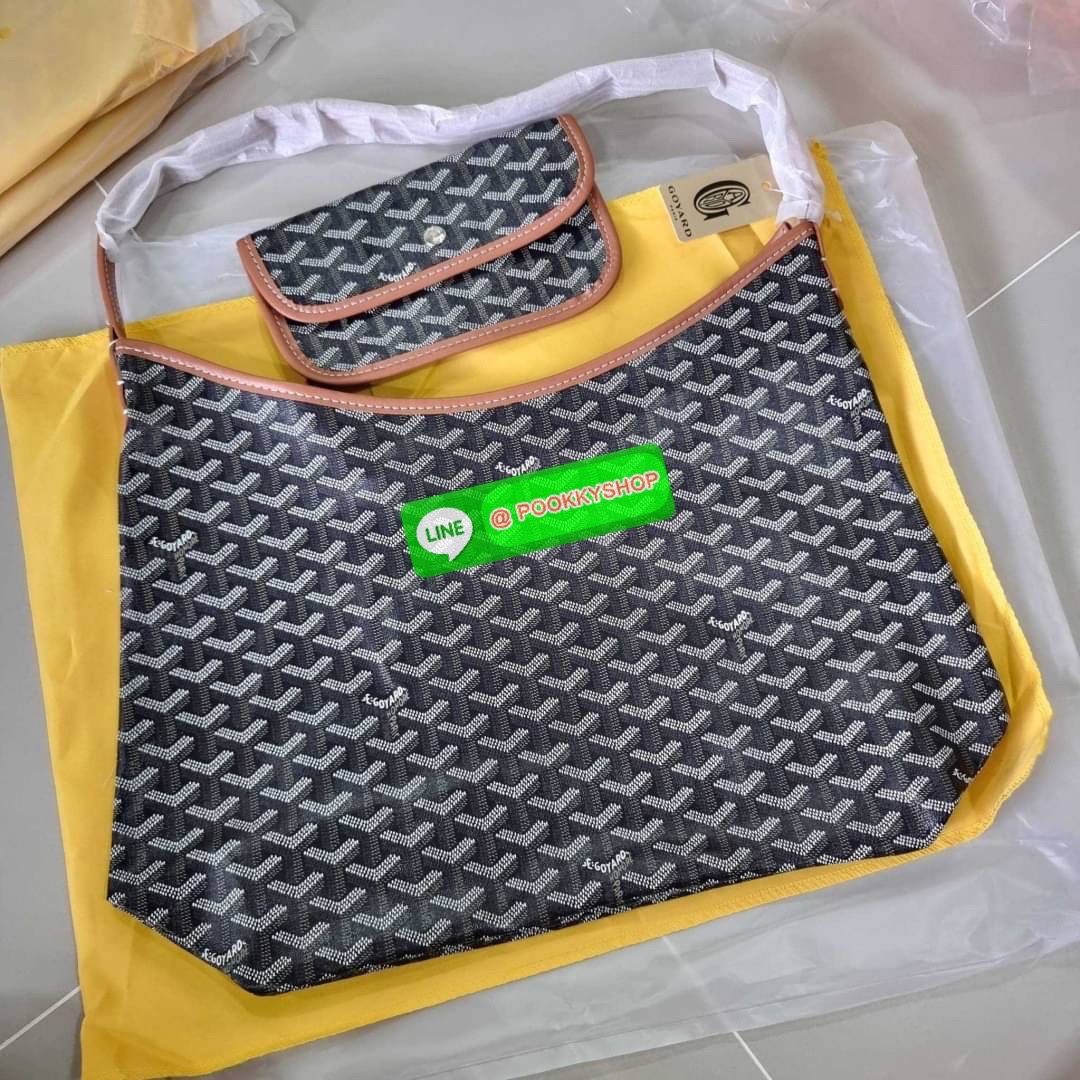 GOYARD BOHEME HOBO BAG ใหม่สุดคุ้ม กับกระเป๋าสะพายทรงโฮโบ ใบใหญ่จุใจ!! มาครบสีขายดี เลิศทุกสี รูปทรงคลาสสิค ดีไซน์เป็นเอกลักษณ์ วัสดุหนังแคนวาสพิมพ์ลายสวยคม ปากกระเป๋ามีซิปเปิด-ปิดกันของหล่นได้ ภายในโล่งกว้างมาก มาพร้อมสายคล้องในตัว ทนทาน สะพายสวยๆได้ทุกว