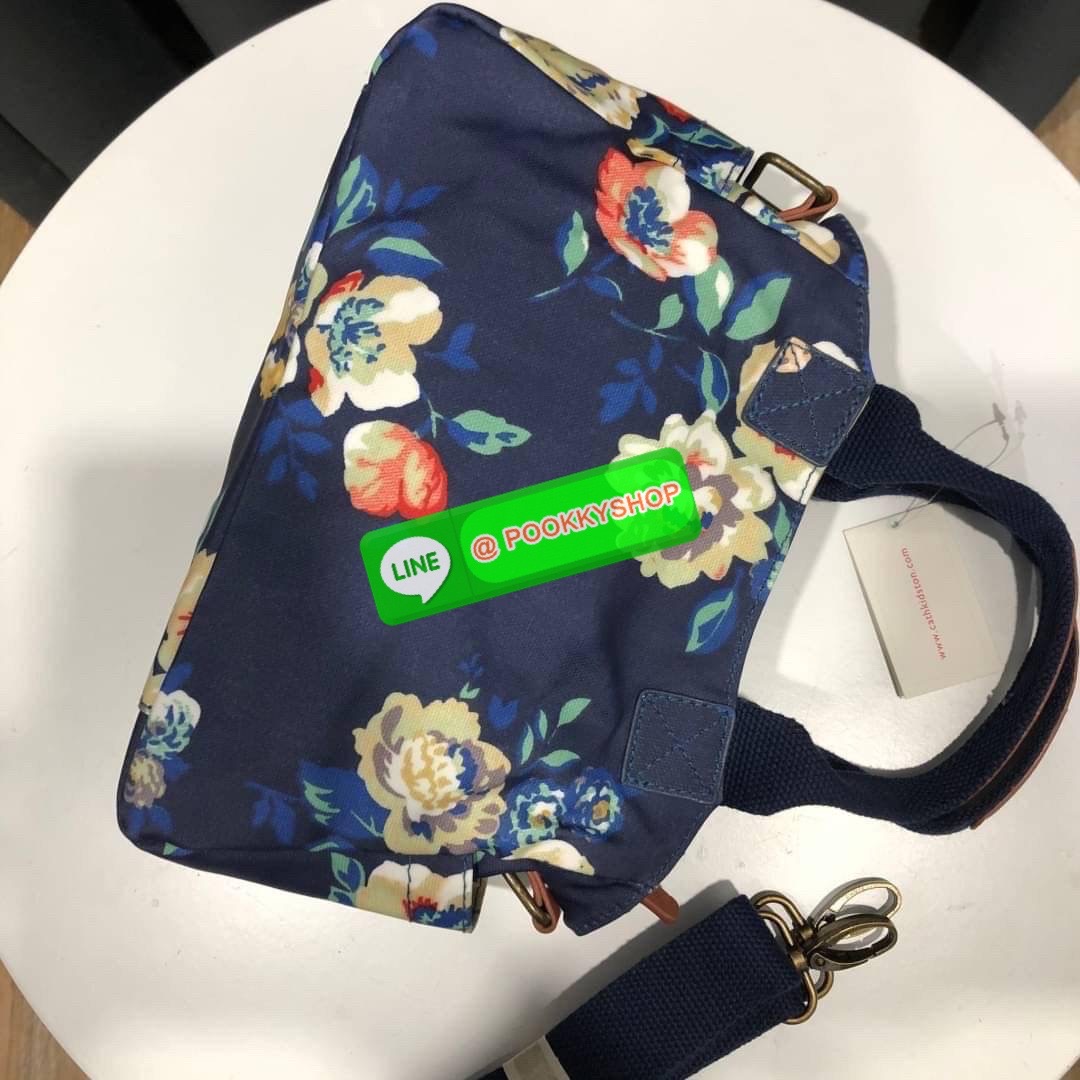 Cath Kidston Mini day Bag กระเป๋าถือหรือสะพายสุดชิค เหมาะสำหรับใช้สะพายในวันทำงานหรือวันสบายๆ เก็บของใช้ระหว่างวันได้เยอะค่ะ เปิด-ปิดด้วยซิป ด้านในมี 1ช่องใหญ่ ช่องซิป 1ช่องและช่องเล็กให้แยกเก็บมือถือของจุกจิก สวยคุ้มมากๆ มีหูจับ มาพร้อมสายสะพายยาวปรับระด