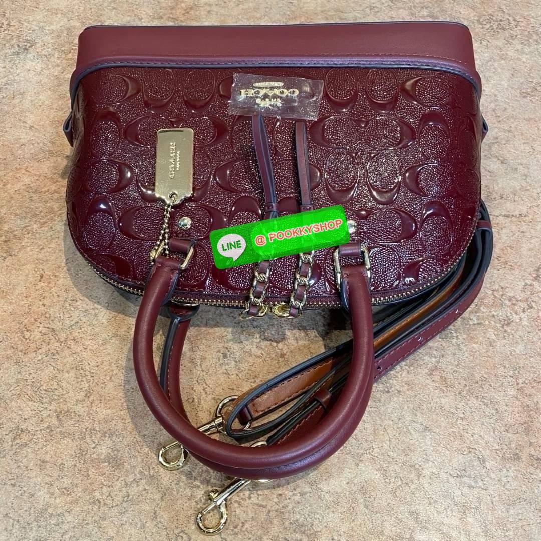 Coach MINI SIERRA SATCHEL IN SIGNATURE DEBOSSED PATENT LEATHER (COACH F55450) หนังกรวดและหนังสิทธิบัตร ด้านในมีซิปและกระเป๋าเอนกประสงค์ ปิดด้วยซิป ซับในด้วยผ้า หูหิ้วพร้อมสายสะพายยาว 3 1/2" สายสะพายถอดได้ขนาด 21 1/2" สำหรับสะพายไหล่หรือสะพายครอส