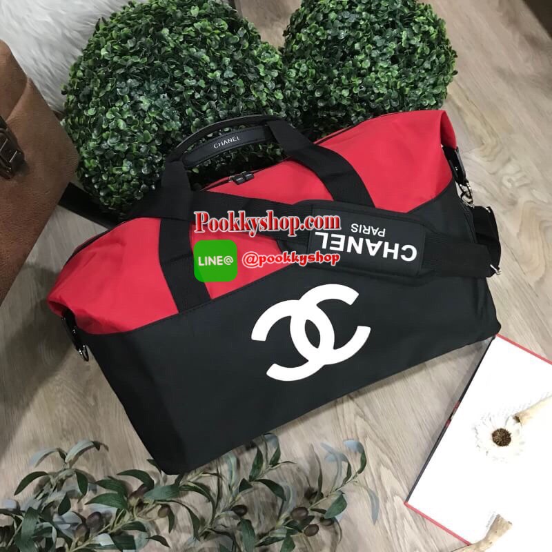 Restock! CHANEL VIP GIFT Large Travel Bag กระเป๋าเดินทาง Gift With Purchase รุ่น Limited พรีเมี่ยมกิ๊ฟของเเท้จาก Chanel Perfumes Counter วัสดุ NYLON เนื้อหนาสีทูโทนดำแดงสกรีนโลโก้ด้านหน้า เปิดปิดด้วยซิป หัวซิปแบรนด์ ใบใหญ่จุใจ พิเศษ! มีช่องใส่รองเท้าด้านข
