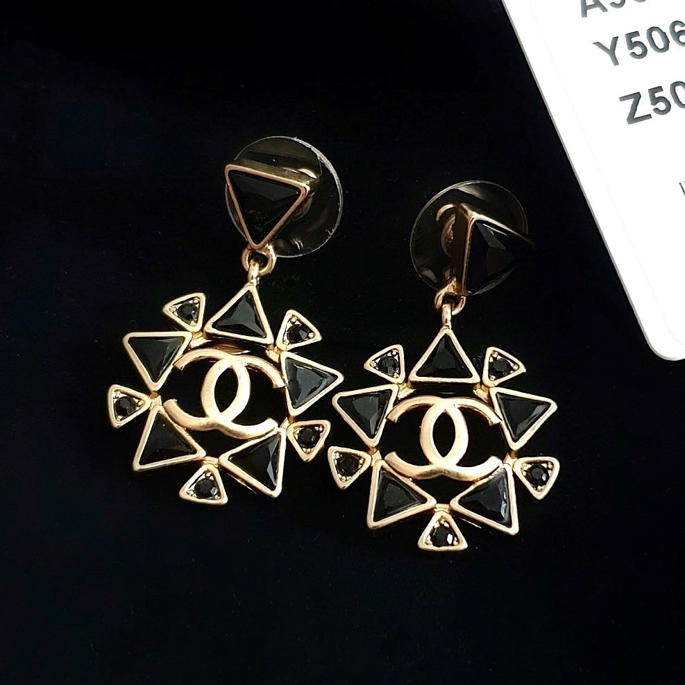 Super Hi-End Quality !!!! ((งาน 1:1 เหมือนแท้ที่สุดในท้องตลาด)) Chanel Earring ต่างหูชาแนล งานซุปเปอร์ไฮเอน 1:1 คะ อะไหล่ แสตนเลส งานเกรดแพงที่สุดในตลาด น้ำหนักใกล้เคียงของจริงที่สุด งานอย่างดี อะไหล่เงาวับ วิ้งมาก สั่งผลิตจากต้นแบบแท้ ดาราเซเลปใส่กันแทบท