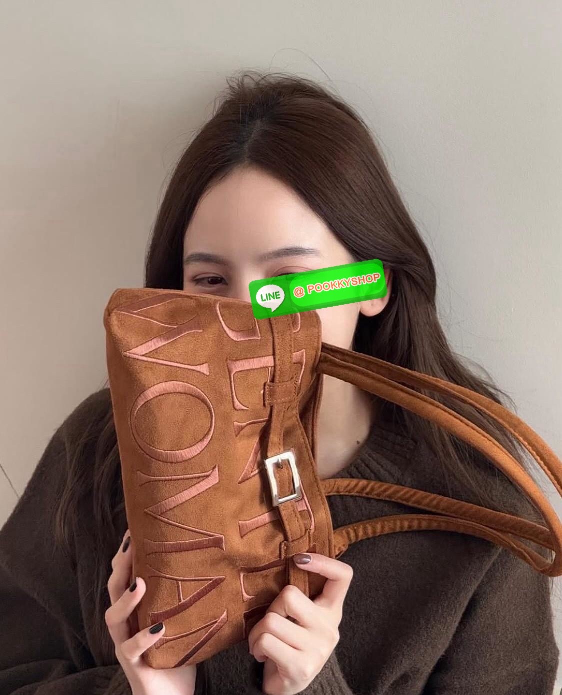 GENTLEWOMAN SUEDE BALLERINA BAG 🔖กระเป๋า Ballerina Bag ในวัสดุหนังกลับ (suede edition) พร้อมโลโก้ปักสีเดียวและรายละเอียดหัวเข็มขัด ทำให้ดูเก๋มีสไตล์โดดเด่น 🔖วัสดุ: หนังกลับ 🔖เปิด-ปิดแบบสแน๊บแม่เหล็ก ภายช่องโล่งกว้างจุของได้เยอะ