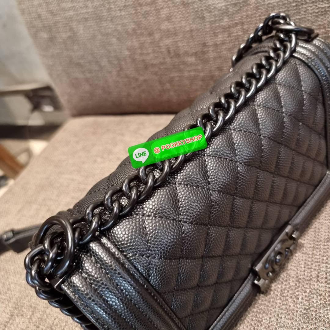 Chanel รุ่นสุดฮอต ดีไซน์อะไหล่ดำ เรียบหรูมากๆ!! วัสดุหนังลายคาร์เวีย ทรงคลาสสิคที่สาวๆห้ามพลาด!! ในราคาสุดจะคุ้มจากเคาน์เตอร์ dutyfree เปิด-ปิดกระเป๋าด้วยตัวล็อค ภายในโล่งกว้าง ไซส์ใหญ่ใส่ของได้เยอะ มีช่องแยกในกระเป๋า มาพร้อมสายสะพายโซ่สลับหนังรองบ่า (ถอด