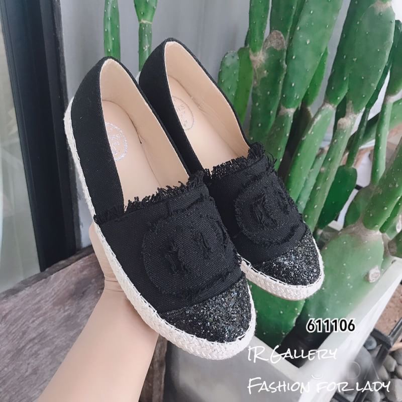 แบบขายดี!! พร้อมส่ง รองเท้าผ้าใบลำลองแฟชั่น แบบสวมแต่งชายรุ่ยดีไซน์สวย มาในรูปแบบวัสดุผ้าแคนวาสเกรด A ปักโลโก้ ด้านหน้าแต่งกลิตเตอร์วิ้งๆ ขอบหุ้มเชือกพันปอ ส้นยางกันลื่นทรงสวย สวมใส่ง่าย สวยนำเทรนด์ก่อนใครที่นี่ที่เดียว