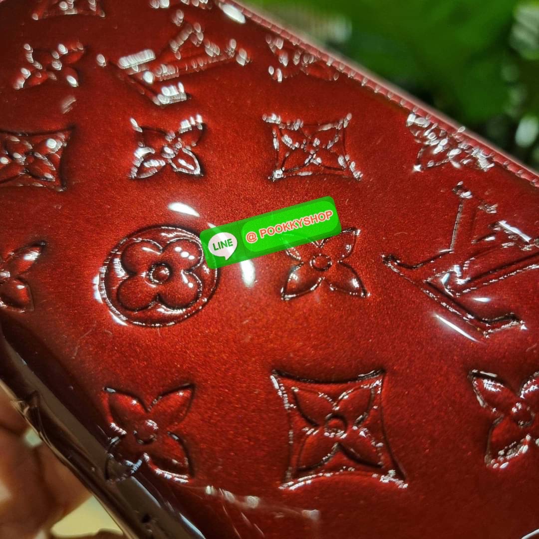 NEW IN!! LV long zip wallet with gwp กระเป๋าสตางค์พรีเมี่ยมกิ๊ฟ ดีไซน์ล่าสุด หนังแก้ววิบวับ หรูหรามาก ใบยาวขนาดกำลังเหมาะมือ ถือแล้วขับผิว ถือออกงานก็คือเลิศ วัสดุหนังแก้วเคลือบผิวกลิตเตอร์ เล่นกับแสงสวยมาก เปิด-ปิดด้วยซิปรอบ ภายในมีช่องใส่บัตรเยอะมาก มีช