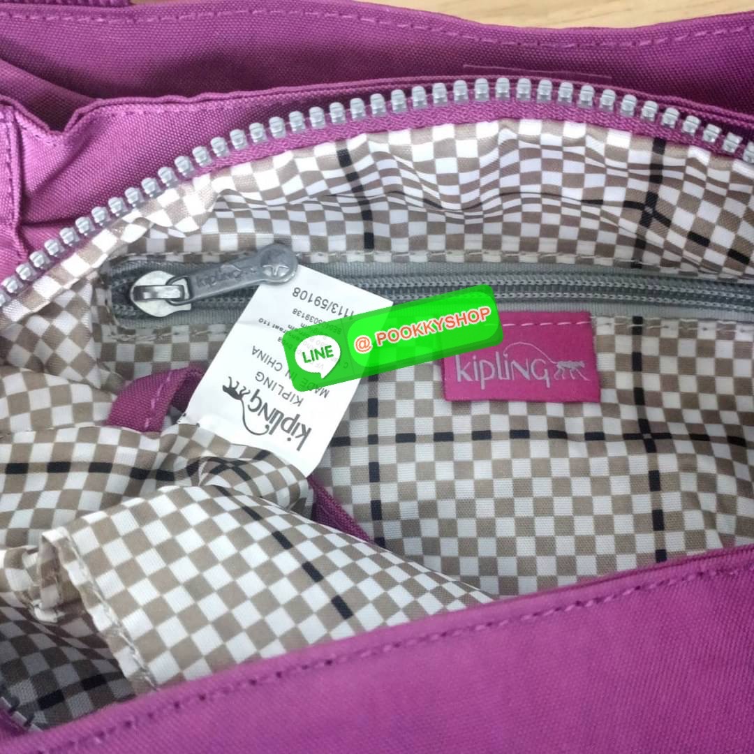 KIPLING ELISE HANDBAG กระเป๋าถือและสะพายไหล่ วัสดุ Nylon +Polyester ขนาดกำลังพอดี จุของได้มาก มีหูจับสองสาย ถือสะดวก น้ำหนักเบา มีช่องซิป ด้านหน้า ช่อง กระเป๋าหลักเปิด-ปิดด้วยซิป มี3 ช่องว่างใส่ของได้จุมากๆ ใส่มือถือได้ กระเป๋าสตางค์ใบยาว และ เครื่องสำอาง