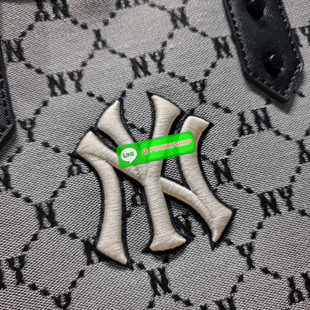 MLB MONOGRAM TOTE BAG กระเป๋าทรงโท้ท ใบใหญ่จุคุ้ม ที่มีกิมมิคไม่เหมือนใคร ด้วยดีไซน์ลวดลายโมโนแกรมเอกลักษณ์ ปั๊มลงบนผ้าแคนวาสและหนัง pu คุณภาพดี สวยคม ปากกระเป๋ามีอะไหล่เกี่ยวกันของหล่นได้ มาพร้อมสายสะพายในตัว ภายในโล่งกว้างมาก ใส่ของสำคัญได้แบบไร้กังวล ห