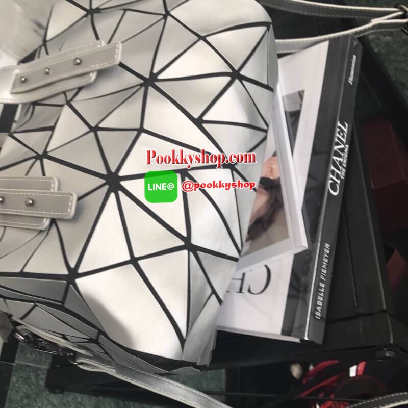 สีเข้าใหม่รุ่น หายากคะ ทรง speedy ขายดี น่ารักมาก สี Matte grey ( สีเทาอ่อนคะ ) มาพร้อมกระต่ายเข้า set เลิศคะ กระเป๋า จากแบรนด์ David Jones กระเป๋าสะพายข้างดีไซน์เกร๋มาก สีสวยหรูมาก ขนาดกะลังดีเลย น้ำหนังเบามากคะ ภายในมีช่องเก็บของจุกจิกได้ มีถุงผ้าแบรนด์