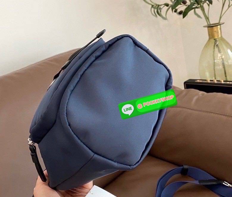 “🖤 Tory Burch Logo-Plaque Bucket Bag – ดีไซน์เรียบเท่ ถือได้ สะพายได้ ครบทั้งความจุและความชิค ✨ วัสดุ ไนลอน แต่งหนัง เบา จุของดี เหมาะกับวันทำงาน หรือวันสบาย ๆ ขนาด 8.5 นิ้ว | สภาพ ใหม่ 100% พร้อมส่ง