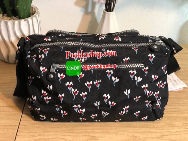 Kipling Reth กระเป๋าสะพายทรงสวย รุ่นยอดนิยมเลยค่ะ สายสะพายปรับระดับสั้น-ยาว เป็นกระเป๋าสะพายเฉียงลำตัวได้ค่ะ ช่องซิปเยอะค่ะ ใส่ของได้เป็นสัดส่วน จุสัมภาระได้ดีเลยค่ะ ทรงสวย สะพายน่ารักมาก ห้ามพลาดเลยค่ารุ่นนี้
