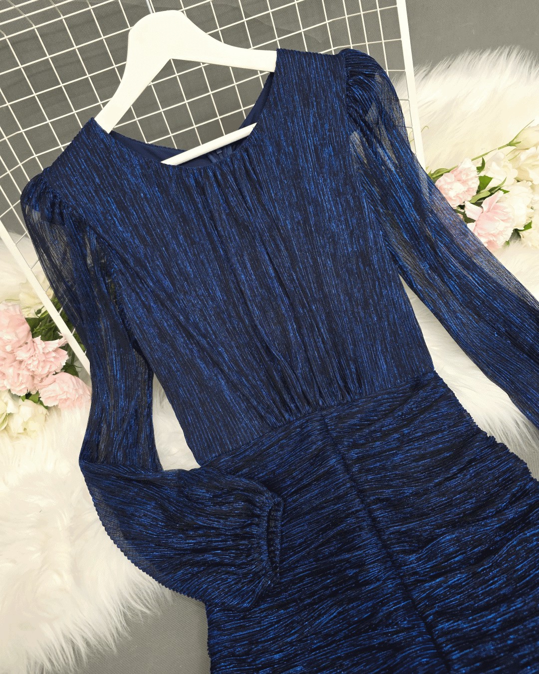 เดรสแฟชั่น เดรสเสื้อคอกลมแขนยาว กระโปรงทรงเข้ารูปจับเดรปตรงกลาง ต่อชายระบาย