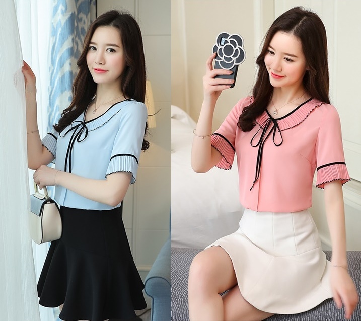 เสื้อแฟชั่นเกาหลี ตัดต่อคอบัวระบายอัดพรีทผูกโบว์ มีสาบหน้า แขนอัดพรีท