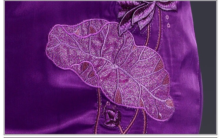 สีแดง คอจีน แต่งซีทรู และปักฉลุ ช่วงอก งานผ้าไหมสวยหรู เนื้องานละเมียด สวยกรูสุดๆคะ กระโปรง สาวๆ ที่ใฝ่ฝันอยากใส่กี่เพ้า สวยๆ อย่าพลาดเลยนะคะ งานมีระดับ ในราคาไม่แพงเลย.. ขอบอก .. ความเหมือนของสินค้าจริง กับภาพตัวอย่าง 99.99%