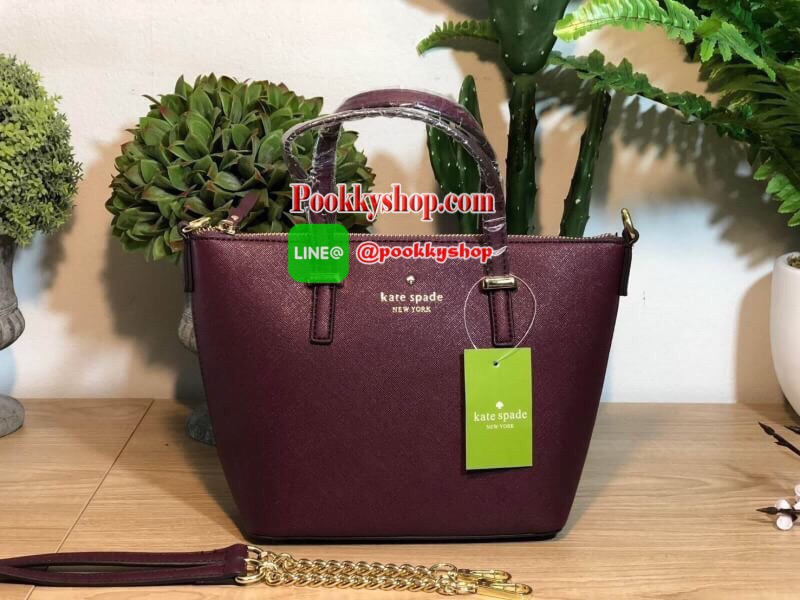 Kate Spade Cedar Street Mini Harmony Crossbody Small Handbag กระเป๋าสะพายใบเล็กสุดน่ารัก วัสดุหนัง Saffiano สวยหรูอยู่ทรงสไตล์ น่ารักไม่ซ้ำใคร ด้านหน้าประดับโลโก้สีทองสวย ภายในมีช่องซิปและช่องเล็ก สามารถใส่ ipad mini กระเป๋าสตางค์ใบยาวของใช้ได้จุกจิกได้เย