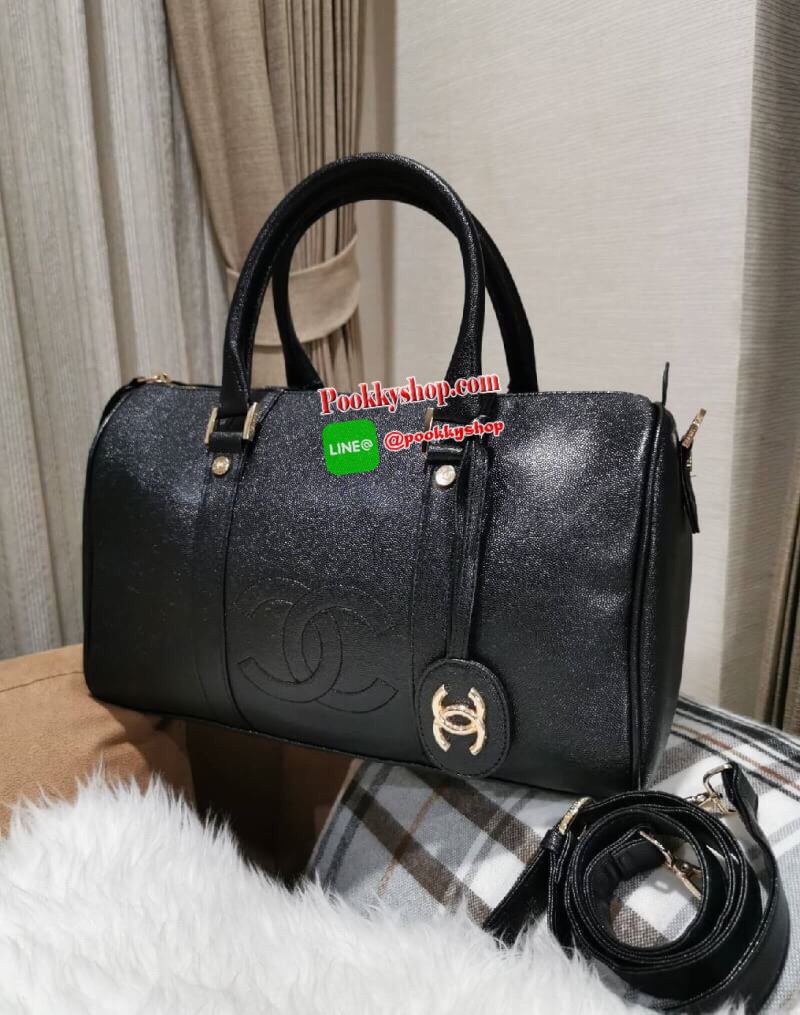 NEW! CHANEL CAVIAR LARGE HANDBAG VIP GIFT WITH PURVHASE กระเป๋าเดินทางใบใหญ่รุ่น Limited Edition - GWP พรีเมี่ยมกิ๊ฟของเเท้จาก Chanel Counter หนังคาเวียร์เนื้อหนาสีดำขึ้นลายสวยหรูอยู่ทรง ด้านหน้ามีโลโก้แบรนด์ เปิดปิดด้วยซิปสะดวกใช้ ประดับTAG โลโก้แบรนด์อะ