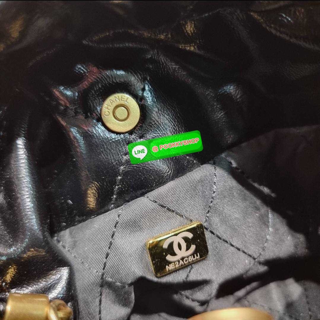 Chanel 22 mini bag 🔆 Details เกินต้านที่สุดกับไอเท็มนี้ ที่สาวๆหรือใครๆก็ต้องมีแล้ว!! มาในไซส์มินิ น่ารักจริงจัง!! แค่เห็นก็หลงรัก กับกระเป๋าสะพาย ดีไซน์เรียบแต่มีความหรูแอบซ่อนอยู่ ด้วยความโดดเด่นจากสายสะพายโซ่สีทอง และเหรียญโลโก้ เพิ่มความแพงไปอ