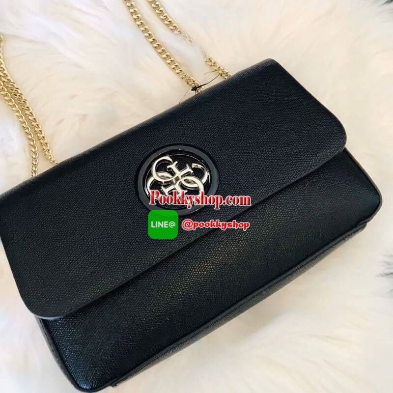 Guess Open Road Crossbody bag กระเป๋าสะพายข้างรุ่นใหม่ชนช้อปจากGuess สะพายได้ทั้งสายคู่และสายเดี่ยวในสไตล์ครอสบอดีร์ก็ได้ สายสะพายโซ่ต่อหนังไม่เจ็บบ่า วัสดุหนังsynthetic เปิดปิดด้วยกระดุมแม่เหล็ก2ตำแหน่ง ภายในใช้งานหลัก ช่องมือถือ และช่องซิป ใส่มินิไอแพค/