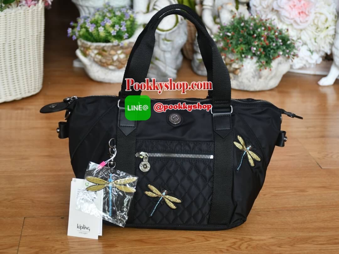 KIPLING X CHRISTINE LAU COLLECTION กระเป๋า collection ใหม่ล่าสุดจาก Kipling วัสดุ Nylon ด้านหน้าประดับแมงปอที่เป็นโลหะ สีสันสดใสน่ารัก สามารถเก็บปีกให้กระเป๋าดูเล็กลงได้ ด้านในมีช่องซิป 1ช่อง และช่องใส่ของจุกจิ๊กอีก2ช่อง ด้านหน้ามีช่องซิป 1ช่อง สะดวกใช้ ม