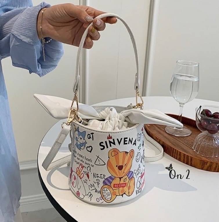 กระเป๋าสะพายทรงถัง หนังพิมพ์ลาย เปิดปิดแบบหูรูด อะไหล่ทอง มาพร้อมสายสะพายยาวครอสบอดี้ งานน่ารักมากค่ะ