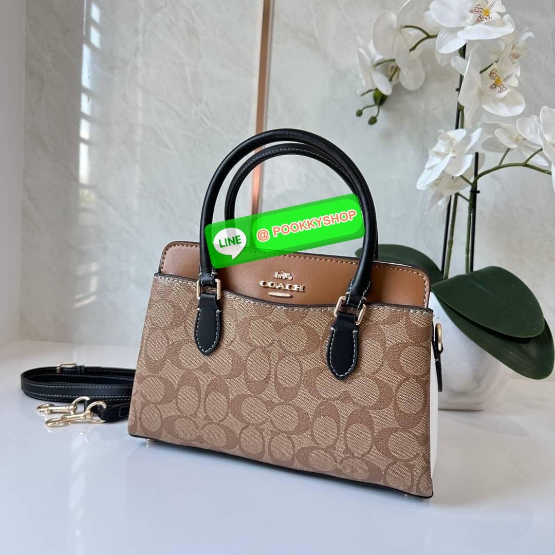 COACH MINI DARCIE CARRYALL IN BLOCKED SIGNATURE CANVAS (CH287) 👜คอลเลคชั่นใหม่สุดปัง ลุคคุณนายจะถือหรือสะพายข้างก็เริ่ดคะ รูปทรงถังไซส์เล็กวัสดุแคนวาสตัดหนังแท้ สายสะพายข้างถอดออกได้ มีหูหิ้วในตัว ภายในเป็นช่องโล่ง กว้างมีช่องแบ่งสัดส่วนใส่ของได้ค