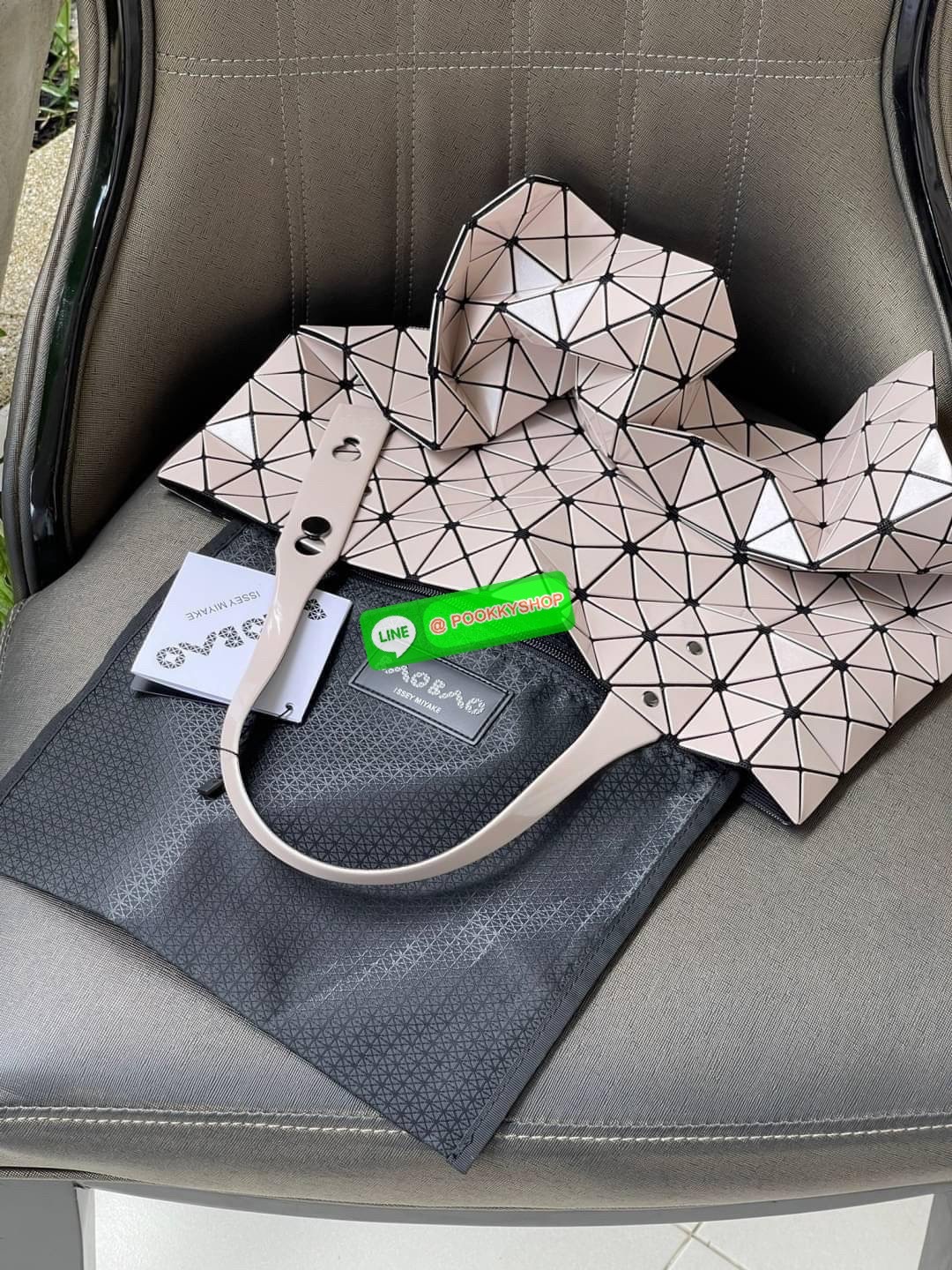 💕 Baobao Issey Miyake Prism Frost ToTe Bag ซีรีส์ที่มีความแวววาวนุ่มนวลและมีลวดลายคล้ายเกรนของผ้าเพื่อสร้างลุคที่มีเท็กซ์เจอร์ กระเป๋าโท้ตที่มีให้เลือกอย่างหลากสี มีกระเป๋าซิปด้านในที่สามารถเก็บของมีค่าได้อย่างปลอดภัย เช่น บัตรโดยสารประจำและกุญแจ