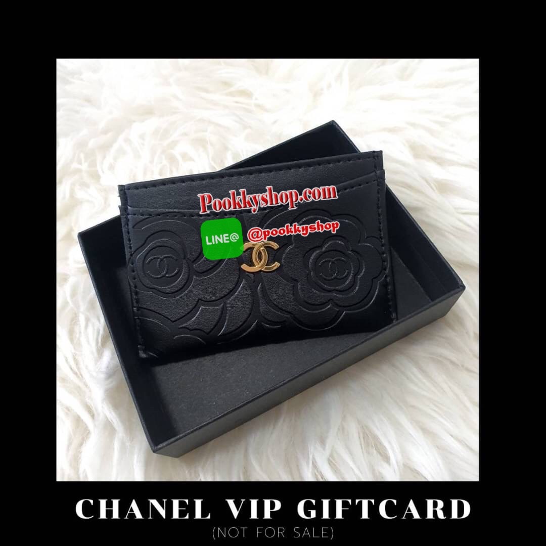 New Arrival! งานหรูเว่อวัง พร้อมส่งคะ Chanel Card Holder in Black(GWP) 💳 จากพรีเมี่ยมกิ้ฟแบรนด์หรูอย่าง chanel ดีไซน์สวยเก๋ หนังเรียบสีดำปั้มลายดอกคามิเลีย ประดับ Logo brand อะไหล่ทอง ขนาดกำลังน่ารัก ด้านในปั้ม Made in Italyและโลโก้แบรนด์ ใส่บัตรไ