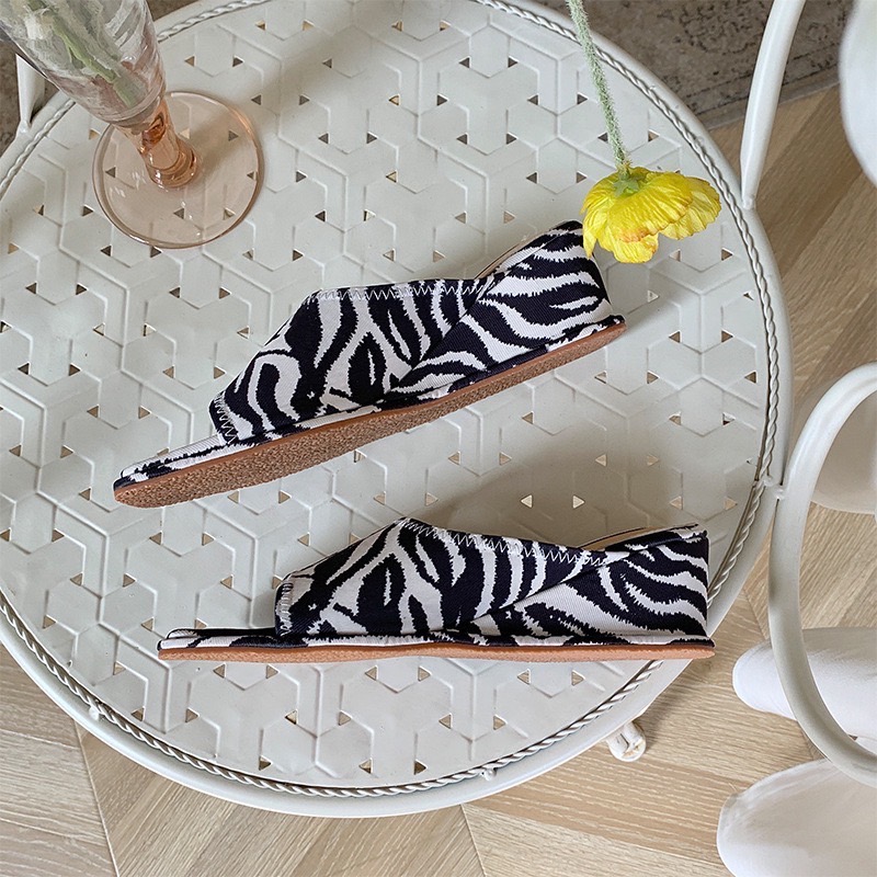 พร้อมส่งคะ งานใหม่มาแล้วจ้า ทรงสวยอย่างดี งานส้นเดินง่าย ตัวนี้ห้ามพลาด ใส่สบายจะแมตช์กับกางเกง👖หรือกระโปรง👗ก็ได้ค่ะ แม่ค้าคอนเฟริม ห้ามพลาดเลยจ้าตัวนี้แนะนำ อย่าช้ารีบเลย