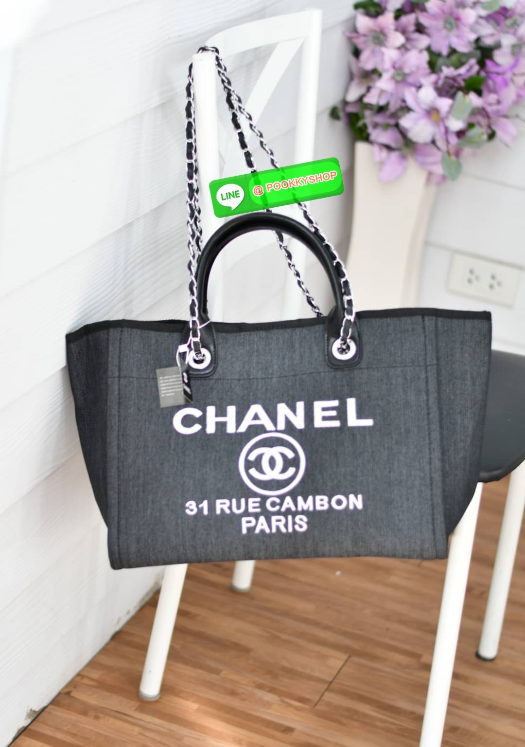 premium gift Chanel Tote canvas จากแบรนด์ Chanel กระเป๋าสะพาย Chanel Tote canvas โลโก้ปักกระเป๋าทรง Tote ผ้า canvas เนื้อหนาอย่างดีมีซับใน ด้านหน้าปักโลโก้ไข่มุกแบรนด์หรู หูจับมี 2 แบบคือ แบบสายหนัง และ โซ่ สามารถสะพายไหล่ได้คะ ใบใหญุจุของคุ้ม แต่น้ำหนักเ