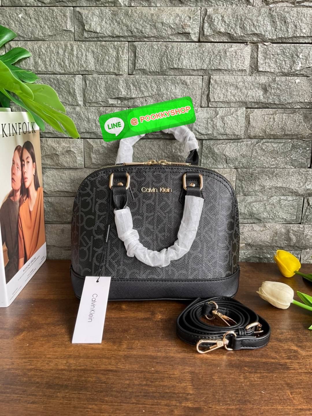 🚚 พร้อมส่ง 🚚 New arrival !! Calvin Klein Dome Mini Bag ( ขนาด 10” ) 💋สวยเก๋ ก่อนใครแน่นอนค่ะ ตามคำเรียกร้อง สวยหรูดูดีมาก สีสวยน่ารัก กระเป๋าสะพายแบบครอสบอดี้ ขนาดมินิ เป็นรุ่นที่ได้รับความนิยม แข็งแรงทนทาน จึงครองใจใครหลายคน วัสดุ