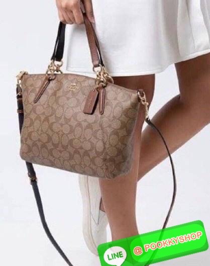COACH 28989 KELSEY IN SIGNATURE CANVAS SHOULDER BAG กลับมาอีกครั้ง คุณภาพเต็ม100 เหมือนเดิม ไม่หักเลยจ้าา กระเป๋าทรงพัด หิ้วหรือสะพายข้างได้ หนังแท้ลายแคนวาส หนังนิ่มมากๆ สัมผัสแล้วคือใช่เลยจ้าา! เปิด-ปิดกระเป๋าแบบซิป ปากกระเป๋ากว้างหยิบจับสัมภาระง่าย ภาย