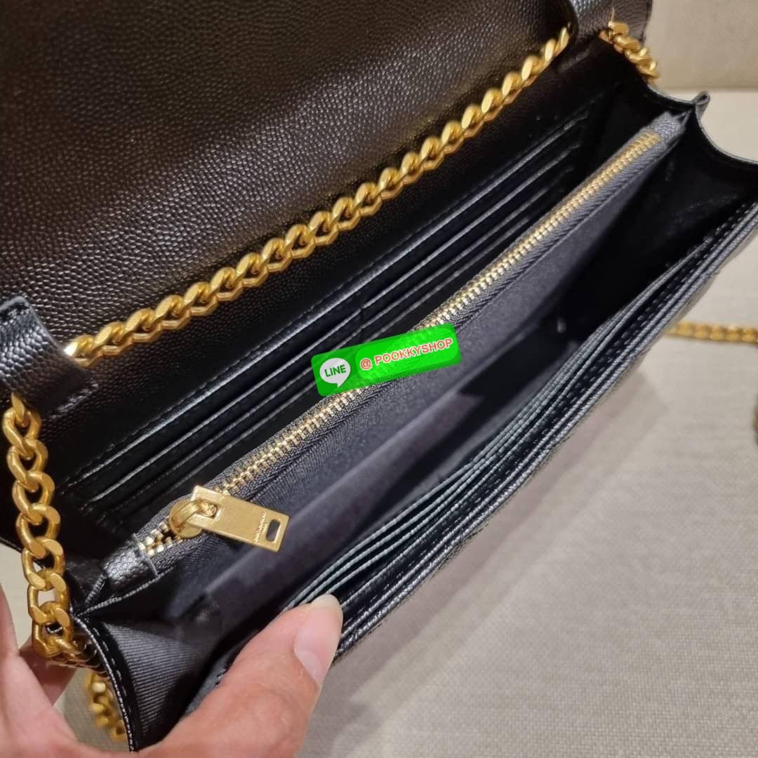 New in!! Yves Saint laurent envelope quilted with chain กระเป๋าสะพายพรีเมี่ยมกิ๊ฟ จากเคาน์เตอร์ vip dutyfree ทรง woc สุดฮอต ในดีไซน์ใหม่ ดีเทลเย็บสวยคม โดดเด่นกว่าใครแน่นอน วัสดุหนัง pepble ทนทาน ใช้งานง่ายเพียงแค่เปิด-ปิดด้วยกระดุมแม่เหล็ก ภายในแบ่งสัดส่