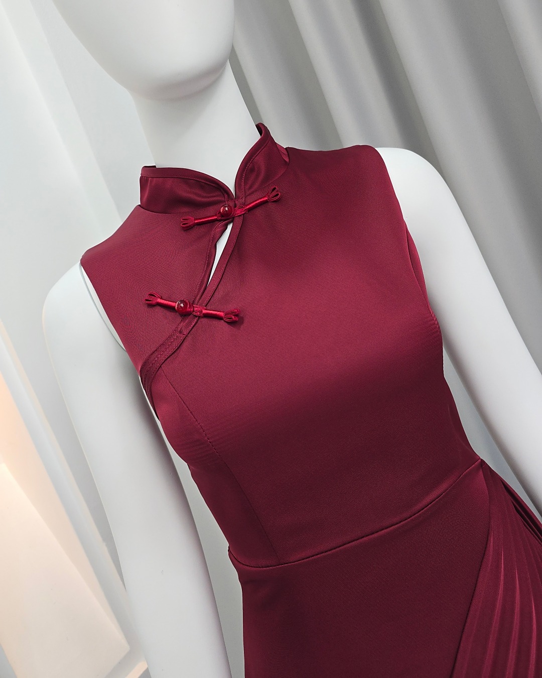 เดรสแฟชั่น เดรสเสื้อแขนกุด คอจีนสไตล์กี่เพ้า กระโปรงบาน อัดพลีทแต่งผ้าเฉลียง