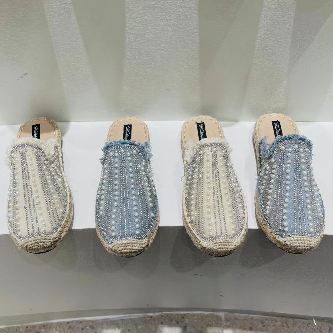 พร้อมส่งคะ รองเท้าเปิดส้น งานsignature มาพร้อมมุข งานสวยยืน1 🥇มาแล้วจ้าทรงสวยอย่างดี งานเกร๋เรียบหรูดูแพง ตัวนี้ห้ามพลาด ใส่สบายจะแมตช์กับกางเกง👖หรือกระโปรง👗ก็ได้ค่ะ แม่ค้าคอนเฟริม ห้ามพลาดเลยจ้าตัวนี้แนะนำ อย่าช้ารีบเลย