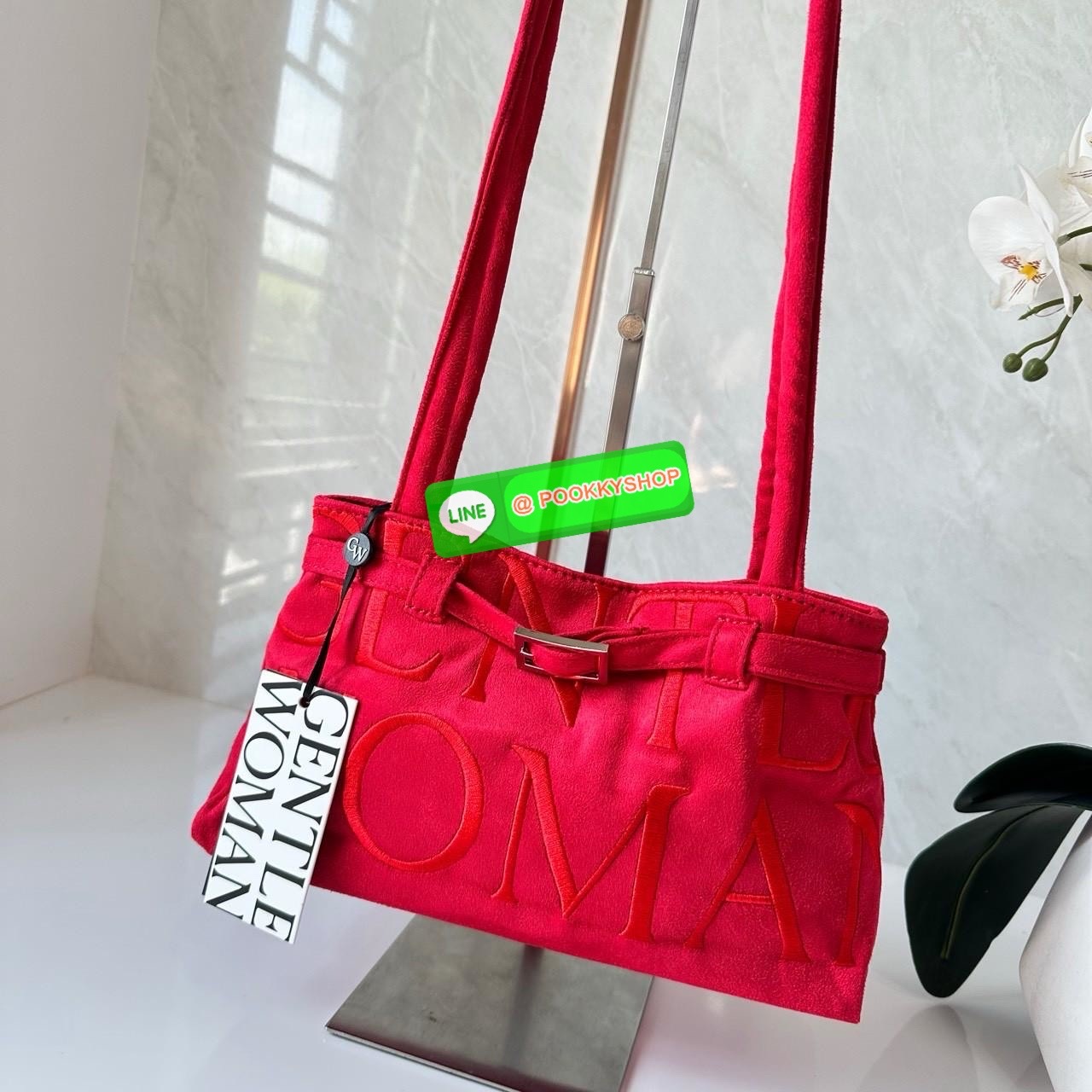GENTLEWOMAN SUEDE BALLERINA BAG 🔖กระเป๋า Ballerina Bag ในวัสดุหนังกลับ (suede edition) พร้อมโลโก้ปักสีเดียวและรายละเอียดหัวเข็มขัด ทำให้ดูเก๋มีสไตล์โดดเด่น 🔖วัสดุ: หนังกลับ 🔖เปิด-ปิดแบบสแน๊บแม่เหล็ก ภายช่องโล่งกว้างจุของได้เยอะ